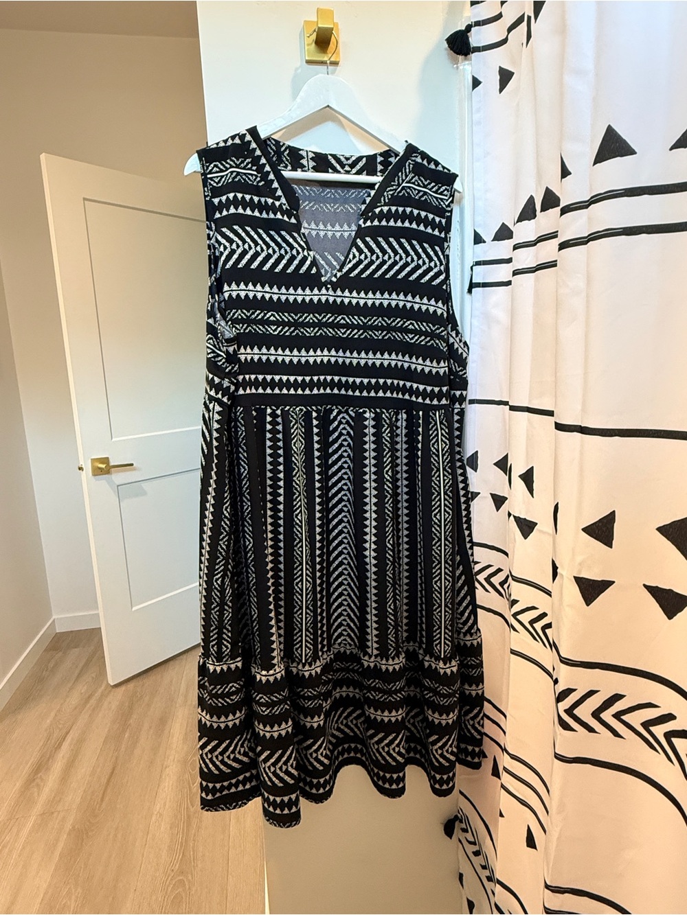 Sleeveless Bloomchic Black & White Patterned V-Neck Dress - 22/24 w/ pockets
